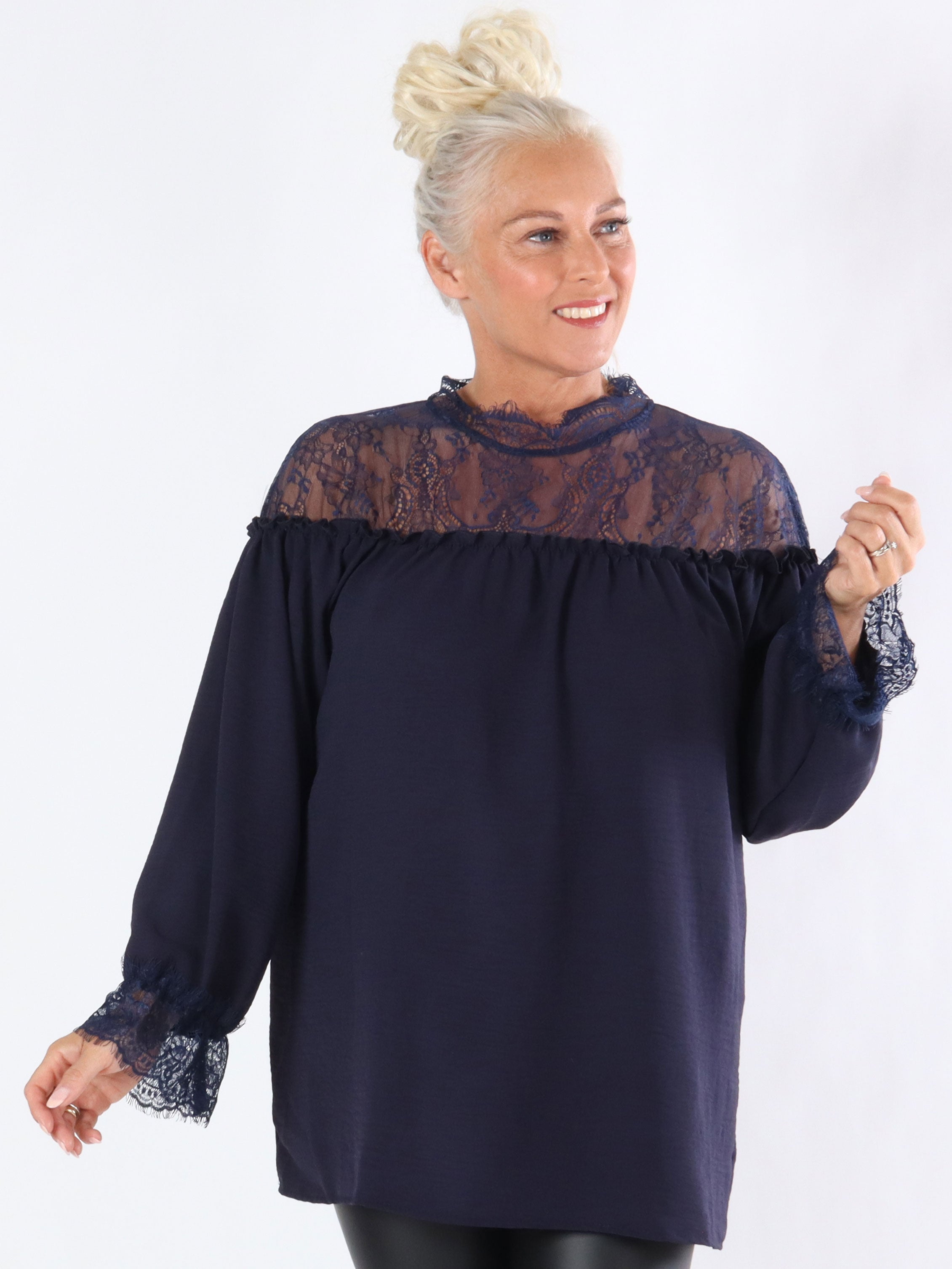 Tricia - Tunika med feminina detaljer och spets